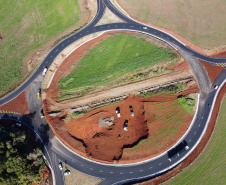 Obras do  Contorno Noroeste de Pato Branco com um viaduto erguido sobre a BR-158, uma ponte sobre o Rio Ligeiro e cinco quilômetros de rodovia até a PR-493 em Itapejara D Oeste. O objetivo é enviar todo o tráfego  de caminhões, para o contorno, aliviando o trânsito urbano.Foto: Geraldo Bubniak/AEN