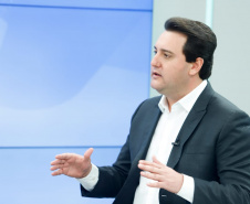 O governador Carlos Massa Ratinho Junior afirmou nesta sexta-feira (10) em entrevista ao programa Balanço Geral, da RIC, que o Estado mantém o equilíbrio no combate ao novo coronavírus com apoio da sociedade. Ele agradeceu o esforço da população, o compromisso com o isolamento social e os cuidados com a higiene. Foto: RODRIGO FELIX LEAL