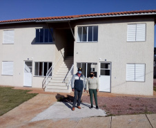 A Cohapar entregou nesta quarta-feira (15) o primeiro dos três conjuntos habitacionais construídos no município de Carambeí, na região dos Campos Gerais. Ainda nesta semana serão entregues os residenciais Jardim Novo Horizonte (quinta-feira) e Jardim Eldorado (sexta-feira), somando 154 unidades. Todos os imóveis são financiados pelo Fundo de Arrendamento Residencial (FAR).