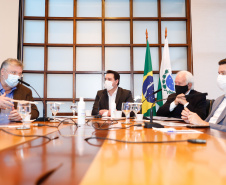 Pensar o Paraná para os próximos 30 anos, criando linhas estratégicas de desenvolvimento com foco na modernização do Estado, geração de riquezas, justiça social e ampliação do bem-estar da população. Esse é o objetivo do Conselho de Desenvolvimento Empresarial e de Infraestrutura do Paraná, formalmente empossado nesta quinta-feira (16) pelo governador Carlos Massa Ratinho Junior em cerimônia por videoconferência.
