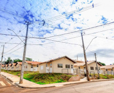 Cinquenta famílias moradoras do município de Leopólis, na região Norte, do Estado do Paraná, receberam a chave da casa própria nesta sexta feira (17). 