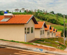 Cinquenta famílias moradoras do município de Leopólis, na região Norte, do Estado do Paraná, receberam a chave da casa própria nesta sexta feira (17). 