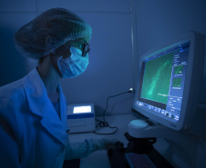 Pesquisadores da Universidade Estadual de Maringá (UEM) darão início, até o final de julho, a duas importantes pesquisas sobre o novo coronavírus. De acordo com a professora e pesquisadora Márcia Consolaro, do Departamento de Análises Clínicas e Biomedicina (DAB) da UEM, e coordenadora local dos dois estudos, o objetivo é compreender a interação do vírus com o organismo e seu comportamento na sociedade, assim como as taxas de transmissibilidade.  FOTO:UEM