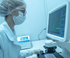 Pesquisadores da Universidade Estadual de Maringá (UEM) darão início, até o final de julho, a duas importantes pesquisas sobre o novo coronavírus. De acordo com a professora e pesquisadora Márcia Consolaro, do Departamento de Análises Clínicas e Biomedicina (DAB) da UEM, e coordenadora local dos dois estudos, o objetivo é compreender a interação do vírus com o organismo e seu comportamento na sociedade, assim como as taxas de transmissibilidade.  FOTO:UEM