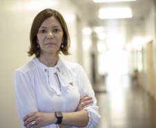 Pesquisadores da Universidade Estadual de Maringá (UEM) darão início, até o final de julho, a duas importantes pesquisas sobre o novo coronavírus. De acordo com a professora e pesquisadora Márcia Consolaro, do Departamento de Análises Clínicas e Biomedicina (DAB) da UEM, e coordenadora local dos dois estudos, o objetivo é compreender a interação do vírus com o organismo e seu comportamento na sociedade, assim como as taxas de transmissibilidade.  FOTO:UEM