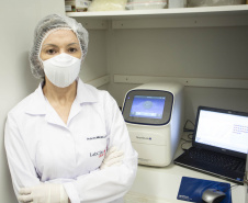 Pesquisadores da Universidade Estadual de Maringá (UEM) darão início, até o final de julho, a duas importantes pesquisas sobre o novo coronavírus. De acordo com a professora e pesquisadora Márcia Consolaro, do Departamento de Análises Clínicas e Biomedicina (DAB) da UEM, e coordenadora local dos dois estudos, o objetivo é compreender a interação do vírus com o organismo e seu comportamento na sociedade, assim como as taxas de transmissibilidade.  FOTO:UEM