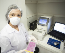 Pesquisadores da Universidade Estadual de Maringá (UEM) darão início, até o final de julho, a duas importantes pesquisas sobre o novo coronavírus. De acordo com a professora e pesquisadora Márcia Consolaro, do Departamento de Análises Clínicas e Biomedicina (DAB) da UEM, e coordenadora local dos dois estudos, o objetivo é compreender a interação do vírus com o organismo e seu comportamento na sociedade, assim como as taxas de transmissibilidade.  FOTO:UEM