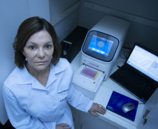 Pesquisadores da Universidade Estadual de Maringá (UEM) darão início, até o final de julho, a duas importantes pesquisas sobre o novo coronavírus. De acordo com a professora e pesquisadora Márcia Consolaro, do Departamento de Análises Clínicas e Biomedicina (DAB) da UEM, e coordenadora local dos dois estudos, o objetivo é compreender a interação do vírus com o organismo e seu comportamento na sociedade, assim como as taxas de transmissibilidade.  FOTO:UEM