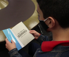 Aos 14 anos, Weiky Santos, filho do soldado Wanderley Rodrigues dos Santos, já é Youtuber e autor de um livro para crianças. “Uma ideia de segurança” trata de assuntos variados, mas, dentre as 120 páginas, divididas em 10 capítulos, a família ganha destaque. Na obra, o adolescente orienta os mais novos sobre abuso sexual, perigos na internet, bullying, drogas e o que fazer se der vontade de fugir de casa. 
Foto:SESP