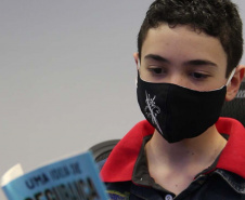 Aos 14 anos, Weiky Santos, filho do soldado Wanderley Rodrigues dos Santos, já é Youtuber e autor de um livro para crianças. “Uma ideia de segurança” trata de assuntos variados, mas, dentre as 120 páginas, divididas em 10 capítulos, a família ganha destaque. Na obra, o adolescente orienta os mais novos sobre abuso sexual, perigos na internet, bullying, drogas e o que fazer se der vontade de fugir de casa. 
Foto:SESP