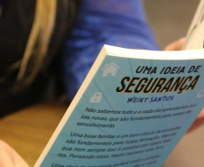 Aos 14 anos, Weiky Santos, filho do soldado Wanderley Rodrigues dos Santos, já é Youtuber e autor de um livro para crianças. “Uma ideia de segurança” trata de assuntos variados, mas, dentre as 120 páginas, divididas em 10 capítulos, a família ganha destaque. Na obra, o adolescente orienta os mais novos sobre abuso sexual, perigos na internet, bullying, drogas e o que fazer se der vontade de fugir de casa. 
Foto:SESP