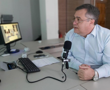 O secretário de Estado da Saúde, Beto Preto, e a coordenadora de Vigilância Epidemiológica da Sesa, Acácia Nasr, participaram de reunião com médicos especialistas na manhã desta sexta-feira (17). Este foi mais um dos frequentes encontros em que são apresentados estudos, considerações, sugestões e discutidas informações que norteiam as decisões da secretaria estadual.
Foto:SESA