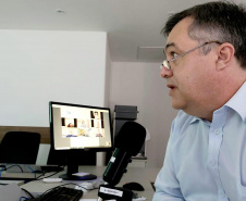 O secretário de Estado da Saúde, Beto Preto, e a coordenadora de Vigilância Epidemiológica da Sesa, Acácia Nasr, participaram de reunião com médicos especialistas na manhã desta sexta-feira (17). Este foi mais um dos frequentes encontros em que são apresentados estudos, considerações, sugestões e discutidas informações que norteiam as decisões da secretaria estadual.
Foto:SESA