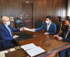 O Governo do Estado apresentou nesta segunda-feira (20) uma emenda ao projeto de lei 248/2020, que dispõe sobre a Lei de Diretrizes Orçamentárias (LDO) para o exercício de 2021, para alocar R$ 100 milhões no caixa da Secretaria de Saúde para adquirir vacinas contra o novo coronavírus. É uma medida preventiva para assegurar recursos necessários assim que a ciência conseguir provar a eficácia de algum método de imunização.