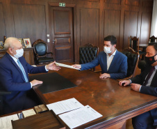 O Governo do Estado apresentou nesta segunda-feira (20) uma emenda ao projeto de lei 248/2020, que dispõe sobre a Lei de Diretrizes Orçamentárias (LDO) para o exercício de 2021, para alocar R$ 100 milhões no caixa da Secretaria de Saúde para adquirir vacinas contra o novo coronavírus. É uma medida preventiva para assegurar recursos necessários assim que a ciência conseguir provar a eficácia de algum método de imunização.