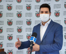 O Governo do Estado apresentou nesta segunda-feira (20) uma emenda ao projeto de lei 248/2020, que dispõe sobre a Lei de Diretrizes Orçamentárias (LDO) para o exercício de 2021, para alocar R$ 100 milhões no caixa da Secretaria de Saúde para adquirir vacinas contra o novo coronavírus. É uma medida preventiva para assegurar recursos necessários assim que a ciência conseguir provar a eficácia de algum método de imunização.