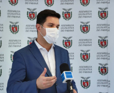 O Governo do Estado apresentou nesta segunda-feira (20) uma emenda ao projeto de lei 248/2020, que dispõe sobre a Lei de Diretrizes Orçamentárias (LDO) para o exercício de 2021, para alocar R$ 100 milhões no caixa da Secretaria de Saúde para adquirir vacinas contra o novo coronavírus. É uma medida preventiva para assegurar recursos necessários assim que a ciência conseguir provar a eficácia de algum método de imunização.