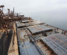 Um novo embarque recorde está sendo realizado no Corredor de Exportação do Porto de Paranaguá, nesta semana. No berço 214, o navio E.R Bayonne carrega 104,2 mil toneladas de farelo de soja. Este é o maior volume de granel de exportação já movimentado pelo porto.
Foto: Claudio Neves