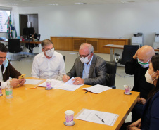 Para levar mais inclusão aos paranaenses, a Secretaria da Justiça, Família e Trabalho do Governo, em parceria com a Companhia de Habitação do Paraná e as Prefeituras de Santa Cruz do Monte Castelo e Querência do Norte firmaram nesta terça-feira (21) um plano de trabalho para construção de 71 unidades habitacionais