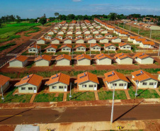Representantes do Governo do Estado, Governo Federal e da Prefeitura de Lupionópolis entregaram nesta terça-feira (21) as chaves de 100 novas casas populares a famílias do município, na região Norte do Paraná. A construção do Conjunto Habitacional Afonso Merissi recebeu um investimento de R$ 6,6 milhões em recursos do Fundo de Arrendamento Residencial (FAR), utilizado para subsidiar até 90% do custo das moradias. 

Foto: André Souza