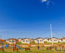 Representantes do Governo do Estado, Governo Federal e da Prefeitura de Lupionópolis entregaram nesta terça-feira (21) as chaves de 100 novas casas populares a famílias do município, na região Norte do Paraná. A construção do Conjunto Habitacional Afonso Merissi recebeu um investimento de R$ 6,6 milhões em recursos do Fundo de Arrendamento Residencial (FAR), utilizado para subsidiar até 90% do custo das moradias. 

Foto: André Souza