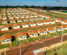 Representantes do Governo do Estado, Governo Federal e da Prefeitura de Lupionópolis entregaram nesta terça-feira (21) as chaves de 100 novas casas populares a famílias do município, na região Norte do Paraná. A construção do Conjunto Habitacional Afonso Merissi recebeu um investimento de R$ 6,6 milhões em recursos do Fundo de Arrendamento Residencial (FAR), utilizado para subsidiar até 90% do custo das moradias. 

Foto: André Souza