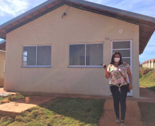Representantes do Governo do Estado, Governo Federal e da Prefeitura de Lupionópolis entregaram nesta terça-feira (21) as chaves de 100 novas casas populares a famílias do município, na região Norte do Paraná. A construção do Conjunto Habitacional Afonso Merissi recebeu um investimento de R$ 6,6 milhões em recursos do Fundo de Arrendamento Residencial (FAR), utilizado para subsidiar até 90% do custo das moradias. 

Foto: André Souza