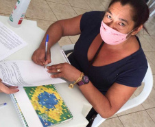 Representantes do Governo do Estado, Governo Federal e da Prefeitura de Lupionópolis entregaram nesta terça-feira (21) as chaves de 100 novas casas populares a famílias do município, na região Norte do Paraná. A construção do Conjunto Habitacional Afonso Merissi recebeu um investimento de R$ 6,6 milhões em recursos do Fundo de Arrendamento Residencial (FAR), utilizado para subsidiar até 90% do custo das moradias. 

Foto: André Souza