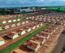 Representantes do Governo do Estado, Governo Federal e da Prefeitura de Lupionópolis entregaram nesta terça-feira (21) as chaves de 100 novas casas populares a famílias do município, na região Norte do Paraná. A construção do Conjunto Habitacional Afonso Merissi recebeu um investimento de R$ 6,6 milhões em recursos do Fundo de Arrendamento Residencial (FAR), utilizado para subsidiar até 90% do custo das moradias. 

Foto: André Souza