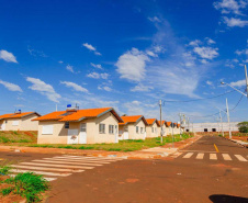 Representantes do Governo do Estado, Governo Federal e da Prefeitura de Lupionópolis entregaram nesta terça-feira (21) as chaves de 100 novas casas populares a famílias do município, na região Norte do Paraná. A construção do Conjunto Habitacional Afonso Merissi recebeu um investimento de R$ 6,6 milhões em recursos do Fundo de Arrendamento Residencial (FAR), utilizado para subsidiar até 90% do custo das moradias. 

Foto: André Souza