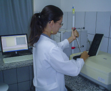 Uma pesquisa da Universidade Estadual de Maringá (UEM) está analisando se produtos naturais podem ser usados no combate ao coronavírus. Conduzida pelo professor doutor Flavio Seixas, a pesquisa busca identificar substâncias que bloqueiem as enzimas responsáveis pela multiplicação do vírus.
Foto:UEM