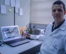 Uma pesquisa da Universidade Estadual de Maringá (UEM) está analisando se produtos naturais podem ser usados no combate ao coronavírus. Conduzida pelo professor doutor Flavio Seixas, a pesquisa busca identificar substâncias que bloqueiem as enzimas responsáveis pela multiplicação do vírus.
Foto:UEM