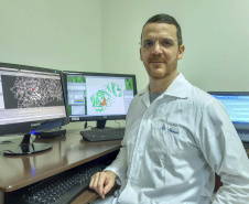Uma pesquisa da Universidade Estadual de Maringá (UEM) está analisando se produtos naturais podem ser usados no combate ao coronavírus. Conduzida pelo professor doutor Flavio Seixas, a pesquisa busca identificar substâncias que bloqueiem as enzimas responsáveis pela multiplicação do vírus.
Foto:UEM