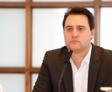O governador Carlos Massa Ratinho Junior conheceu nesta quarta-feira (22) um projeto elaborado pela empresa Terminal de Contêineres de Paranaguá (TCP), que planeja investir cerca de R$ 2,5 bilhões nos próximos anos no Porto de Paranaguá e gerar 10 mil empregos.
