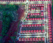 Cem famílias de Santa Mariana, município da região Norte do Paraná, receberam nesta quinta-feira (23) as chaves da casa própria. Elas são as novas proprietárias do Residencial Albertino Delamuta, que recebeu um investimento de R$ 6,6 milhões do Governo do Estado, Governo Federal e prefeitura. Foto:Pizolato