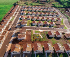 Cem famílias de Santa Mariana, município da região Norte do Paraná, receberam nesta quinta-feira (23) as chaves da casa própria. Elas são as novas proprietárias do Residencial Albertino Delamuta, que recebeu um investimento de R$ 6,6 milhões do Governo do Estado, Governo Federal e prefeitura. Foto:Pizolato