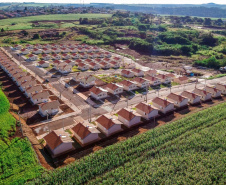 Cem famílias de Santa Mariana, município da região Norte do Paraná, receberam nesta quinta-feira (23) as chaves da casa própria. Elas são as novas proprietárias do Residencial Albertino Delamuta, que recebeu um investimento de R$ 6,6 milhões do Governo do Estado, Governo Federal e prefeitura. Foto:Pizolato