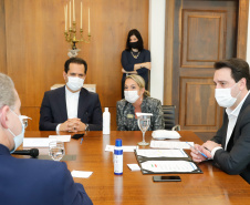 O governador Carlos Massa Ratinho Junior recebeu nesta sexta-feira (24) o embaixador do Irã no Brasil, Hossein Gharibi, e um empresário do país que planeja aumentar os investimentos no mercado de fertilizantes para a agricultura. O Irã é o principal comprador do milho paranaense e um dos principais destinos dos produtos do Estado no Oriente Médio. Na balança comercial, o Paraná importa grandes quantidades de ureia do país asiático.
