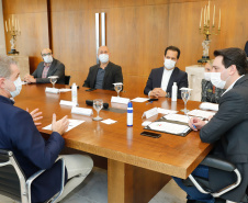 O governador Carlos Massa Ratinho Junior recebeu nesta sexta-feira (24) o embaixador do Irã no Brasil, Hossein Gharibi, e um empresário do país que planeja aumentar os investimentos no mercado de fertilizantes para a agricultura. O Irã é o principal comprador do milho paranaense e um dos principais destinos dos produtos do Estado no Oriente Médio. Na balança comercial, o Paraná importa grandes quantidades de ureia do país asiático.
