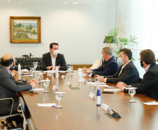 O governador Carlos Massa Ratinho Junior recebeu nesta sexta-feira (24) o embaixador do Irã no Brasil, Hossein Gharibi, e um empresário do país que planeja aumentar os investimentos no mercado de fertilizantes para a agricultura. O Irã é o principal comprador do milho paranaense e um dos principais destinos dos produtos do Estado no Oriente Médio. Na balança comercial, o Paraná importa grandes quantidades de ureia do país asiático.
