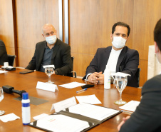 O governador Carlos Massa Ratinho Junior recebeu nesta sexta-feira (24) o embaixador do Irã no Brasil, Hossein Gharibi, e um empresário do país que planeja aumentar os investimentos no mercado de fertilizantes para a agricultura. O Irã é o principal comprador do milho paranaense e um dos principais destinos dos produtos do Estado no Oriente Médio. Na balança comercial, o Paraná importa grandes quantidades de ureia do país asiático.

