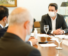 O governador Carlos Massa Ratinho Junior recebeu nesta sexta-feira (24) o embaixador do Irã no Brasil, Hossein Gharibi, e um empresário do país que planeja aumentar os investimentos no mercado de fertilizantes para a agricultura. O Irã é o principal comprador do milho paranaense e um dos principais destinos dos produtos do Estado no Oriente Médio. Na balança comercial, o Paraná importa grandes quantidades de ureia do país asiático.
