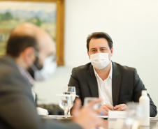 O governador Carlos Massa Ratinho Junior recebeu nesta sexta-feira (24) o embaixador do Irã no Brasil, Hossein Gharibi, e um empresário do país que planeja aumentar os investimentos no mercado de fertilizantes para a agricultura. O Irã é o principal comprador do milho paranaense e um dos principais destinos dos produtos do Estado no Oriente Médio. Na balança comercial, o Paraná importa grandes quantidades de ureia do país asiático.
