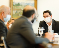 O governador Carlos Massa Ratinho Junior recebeu nesta sexta-feira (24) o embaixador do Irã no Brasil, Hossein Gharibi, e um empresário do país que planeja aumentar os investimentos no mercado de fertilizantes para a agricultura. O Irã é o principal comprador do milho paranaense e um dos principais destinos dos produtos do Estado no Oriente Médio. Na balança comercial, o Paraná importa grandes quantidades de ureia do país asiático.
