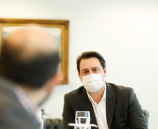 O governador Carlos Massa Ratinho Junior recebeu nesta sexta-feira (24) o embaixador do Irã no Brasil, Hossein Gharibi, e um empresário do país que planeja aumentar os investimentos no mercado de fertilizantes para a agricultura. O Irã é o principal comprador do milho paranaense e um dos principais destinos dos produtos do Estado no Oriente Médio. Na balança comercial, o Paraná importa grandes quantidades de ureia do país asiático.
