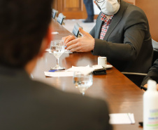 O governador Carlos Massa Ratinho Junior recebeu nesta sexta-feira (24) o embaixador do Irã no Brasil, Hossein Gharibi, e um empresário do país que planeja aumentar os investimentos no mercado de fertilizantes para a agricultura. O Irã é o principal comprador do milho paranaense e um dos principais destinos dos produtos do Estado no Oriente Médio. Na balança comercial, o Paraná importa grandes quantidades de ureia do país asiático.
