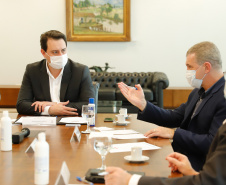 O governador Carlos Massa Ratinho Junior recebeu nesta sexta-feira (24) o embaixador do Irã no Brasil, Hossein Gharibi, e um empresário do país que planeja aumentar os investimentos no mercado de fertilizantes para a agricultura. O Irã é o principal comprador do milho paranaense e um dos principais destinos dos produtos do Estado no Oriente Médio. Na balança comercial, o Paraná importa grandes quantidades de ureia do país asiático.
