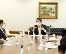 O governador Carlos Massa Ratinho Junior recebeu nesta sexta-feira (24) o embaixador do Irã no Brasil, Hossein Gharibi, e um empresário do país que planeja aumentar os investimentos no mercado de fertilizantes para a agricultura. O Irã é o principal comprador do milho paranaense e um dos principais destinos dos produtos do Estado no Oriente Médio. Na balança comercial, o Paraná importa grandes quantidades de ureia do país asiático.
