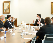 O governador Carlos Massa Ratinho Junior recebeu nesta sexta-feira (24) o embaixador do Irã no Brasil, Hossein Gharibi, e um empresário do país que planeja aumentar os investimentos no mercado de fertilizantes para a agricultura. O Irã é o principal comprador do milho paranaense e um dos principais destinos dos produtos do Estado no Oriente Médio. Na balança comercial, o Paraná importa grandes quantidades de ureia do país asiático.
