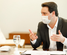 O governador Carlos Massa Ratinho Junior recebeu nesta sexta-feira (24) o embaixador do Irã no Brasil, Hossein Gharibi, e um empresário do país que planeja aumentar os investimentos no mercado de fertilizantes para a agricultura. O Irã é o principal comprador do milho paranaense e um dos principais destinos dos produtos do Estado no Oriente Médio. Na balança comercial, o Paraná importa grandes quantidades de ureia do país asiático.
